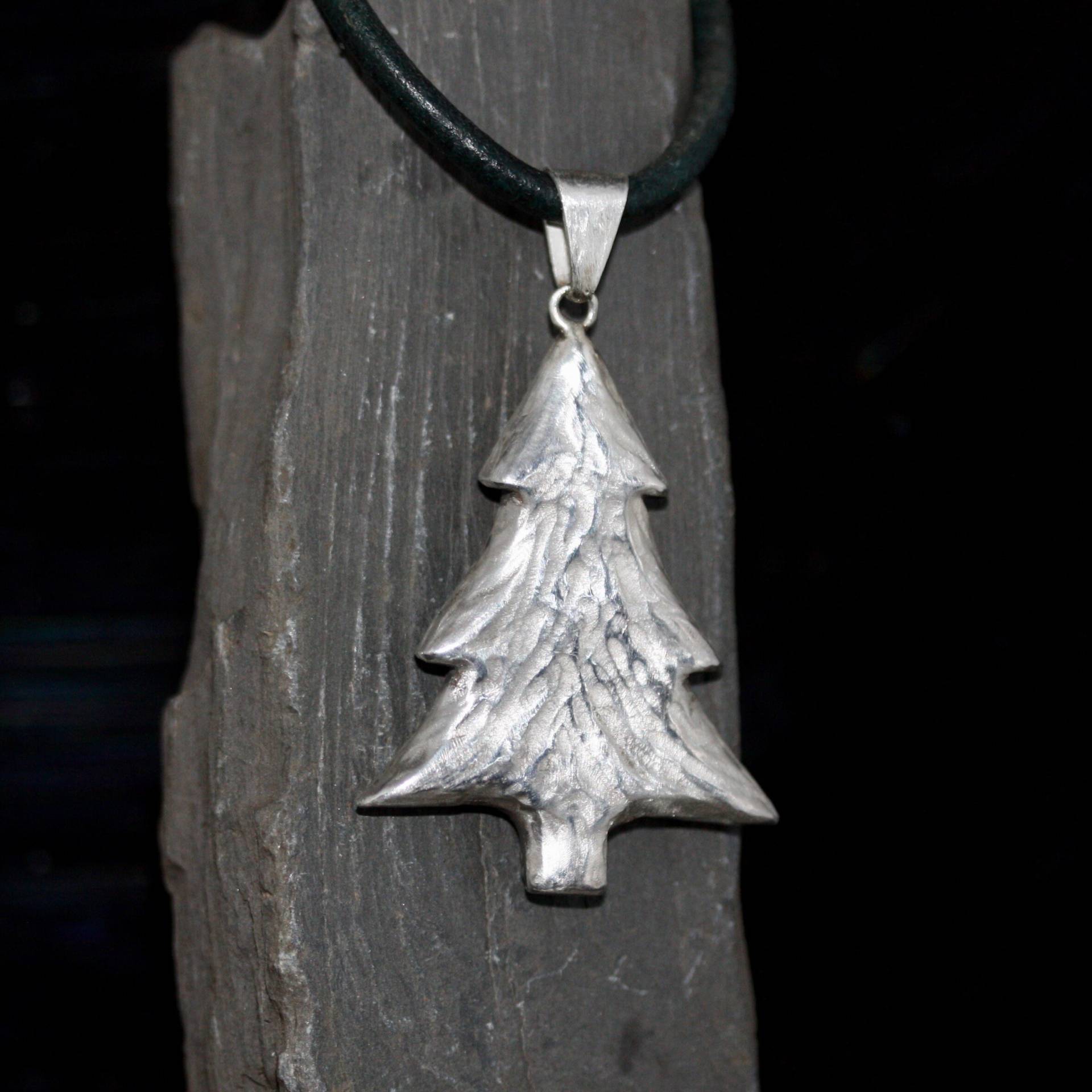 Silberglanz Der Tannenbaum Als Massiv Gearbeiteter Anhänger Aus 925 Silber Und Leicht Geschwärzt von SchmuckundSteine