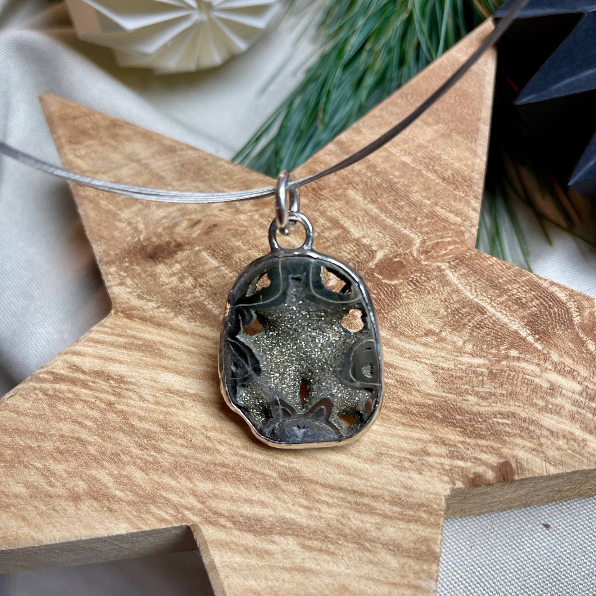 Unikum Wunderschöne Pyritwürfel Bringen Diese Versteinerte Ammonitscheibe Zum Glänzen, in Einer Geschwärzten Fassung Aus 925 Silber von SchmuckundSteine