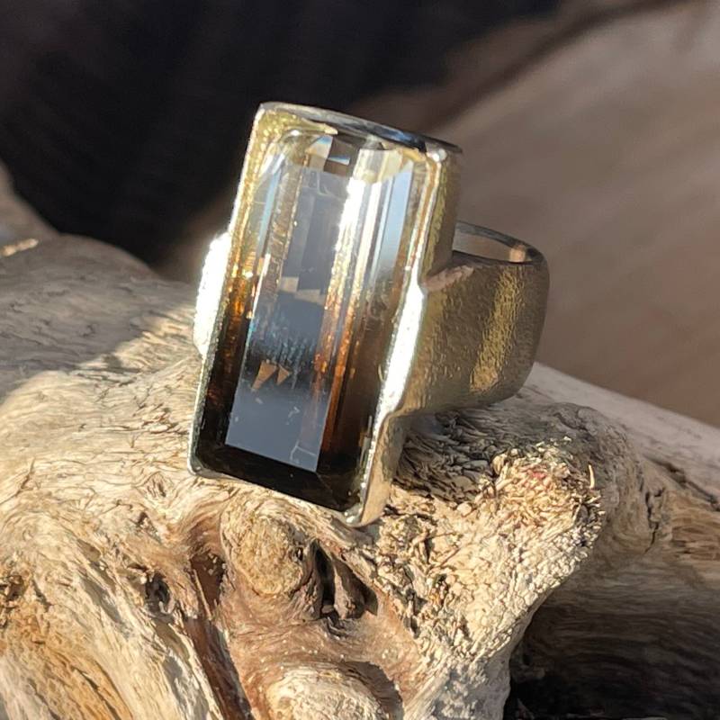 Unikum Zweifarbiger Quarz Als Imposanter Statementring Aus 925 Silber Unikum Zweifarbiger Quarz Als Imposanter Statementring Aus 925 Silber von SchmuckundSteine