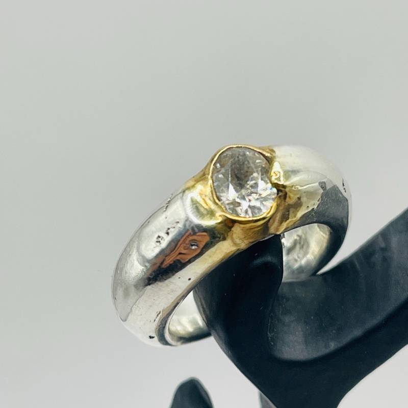 Verschmolzen Ein Strahlender Zirkon in Einer 24Ct Vergoldeten Fassung Und Massiven Handgefertigten Ringschiene Aus 925 Silber Verschmolzen Ein Strahlender Zirkon in Einer 24Ct Vergoldeten Fassung Und Massiven Handgefertigten Ringschiene Aus 925 Silber von SchmuckundSteine
