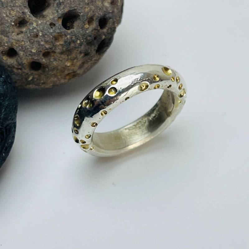 Verschmolzen Starker Bandring Aus Recyceltem 925 Silber Mit Spannenden Strukturen Und 24Ct Vergoldet Verschmolzen Starker Bandring Aus Recyceltem 925 Silber Mit Spannenden Strukturen Und 24Ct Vergoldet von SchmuckundSteine
