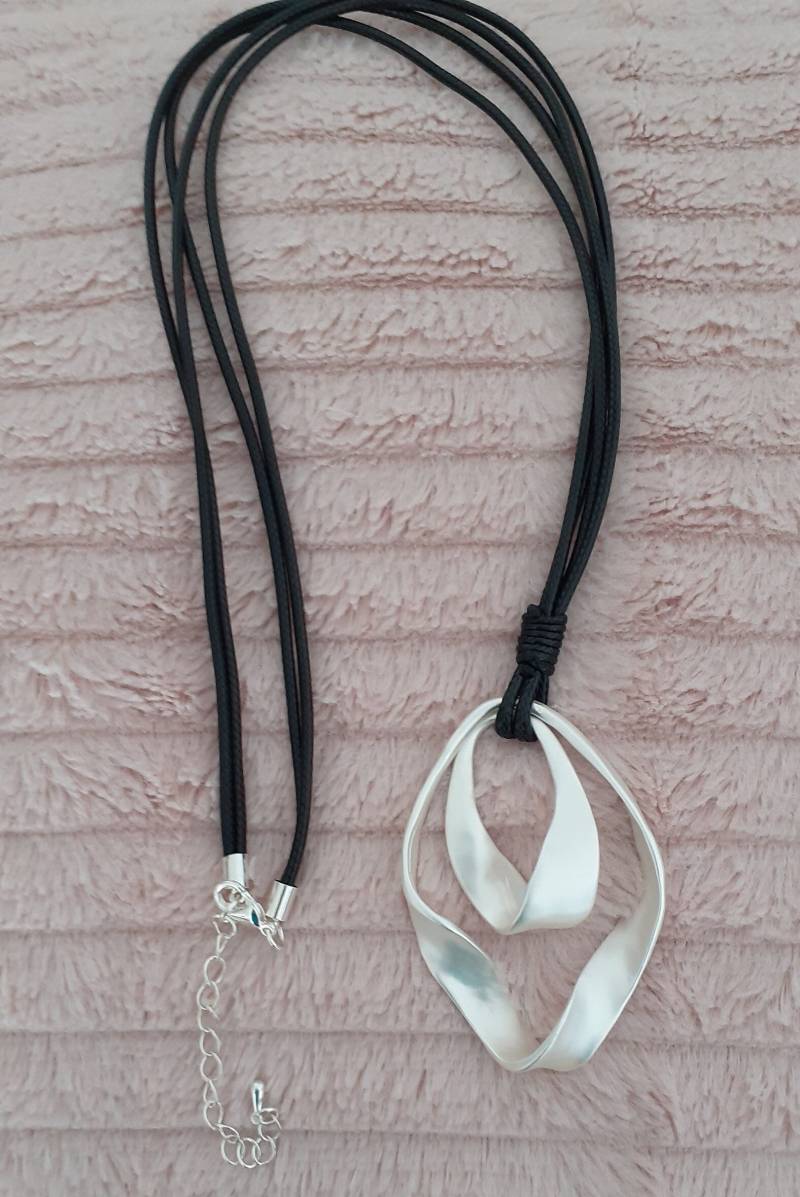 Halskette Lang Mit Anhänger. Kette Im Trend von Schmuckvomfeinsten