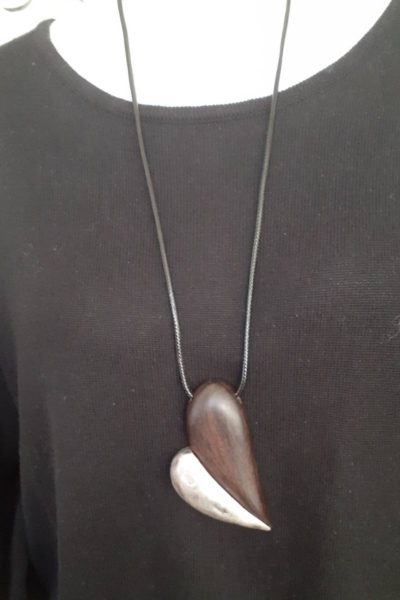 Kette Mit Herzmotiv Aus Holz Und Metall. Die Kann Lang Kurz Getragen von Schmuckvomfeinsten