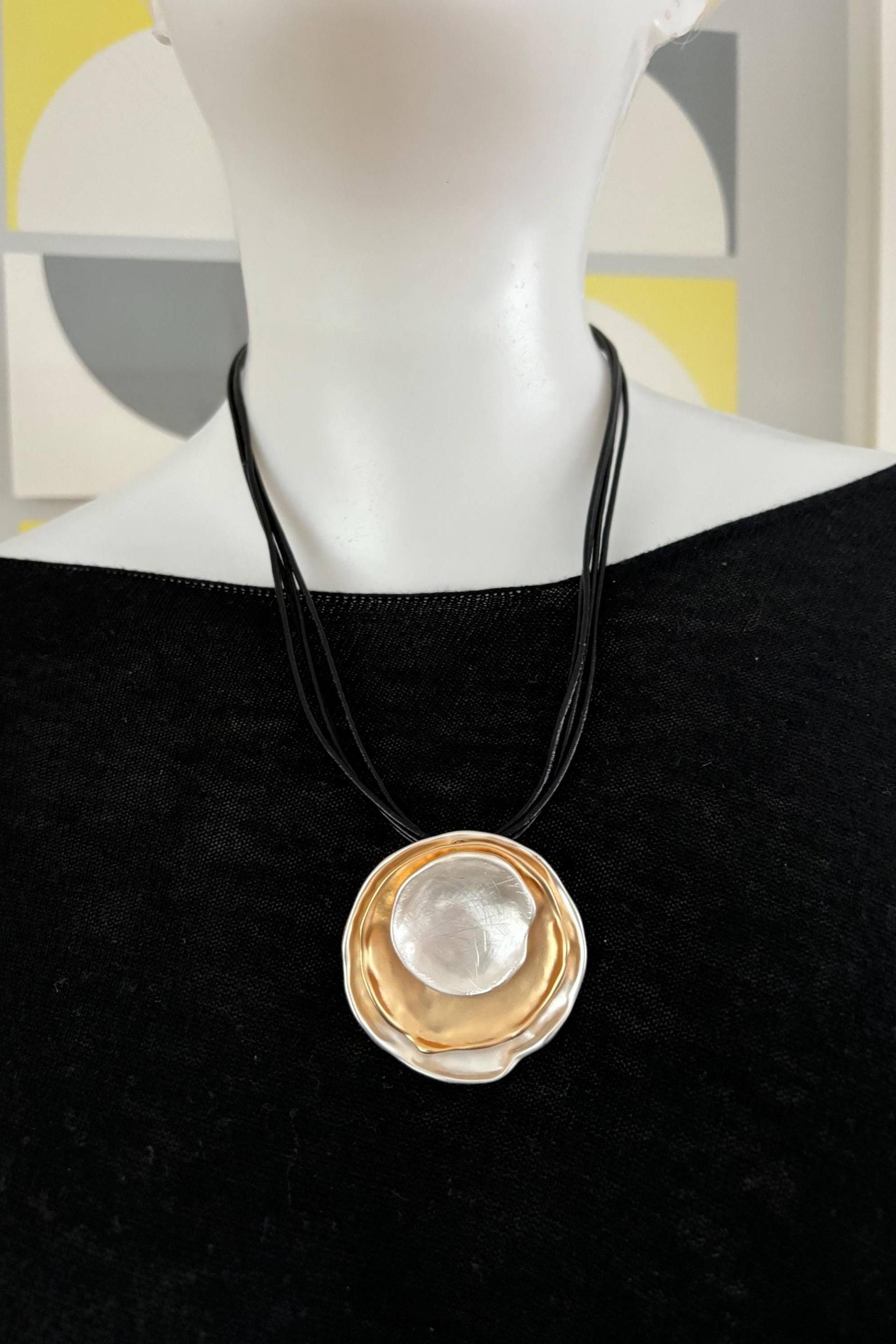 Kurze Kette in Weiße Und Goldene Farbe von Schmuckvomfeinsten