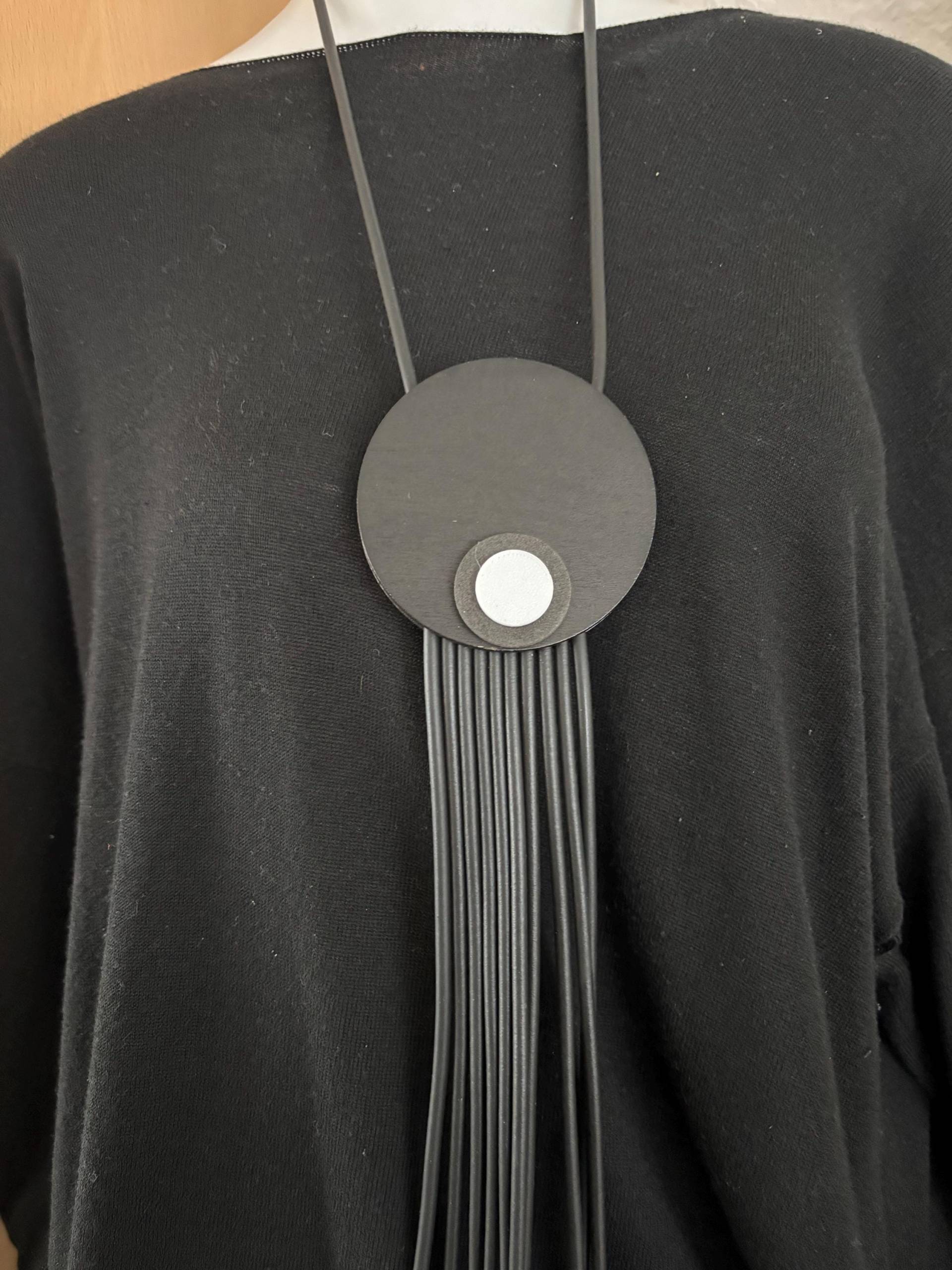 Lange Gummikette Mit Anhänger - Trendiger Statement-Schmuck Lange Gummikette Mit Anhänger - Trendiger Statement-Schmuck von Schmuckvomfeinsten