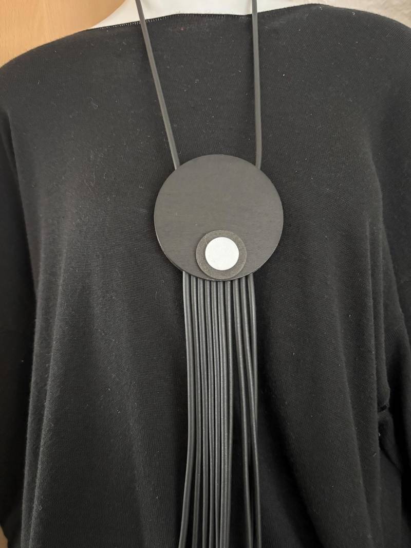 Lange Gummikette Mit Anhänger - Trendiger Statement-Schmuck Lange Gummikette Mit Anhänger - Trendiger Statement-Schmuck von Schmuckvomfeinsten