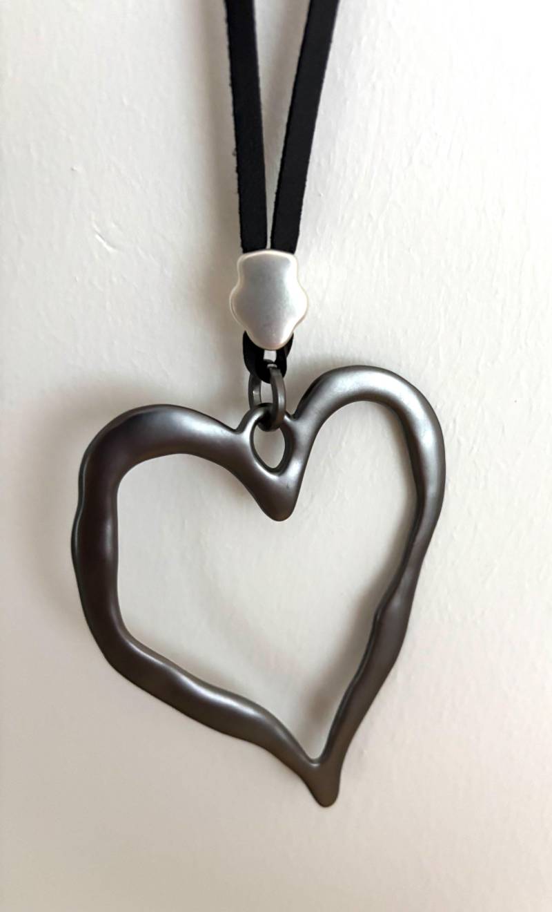 Lange Kette Mit Anhänger Herz Motiv von Schmuckvomfeinsten