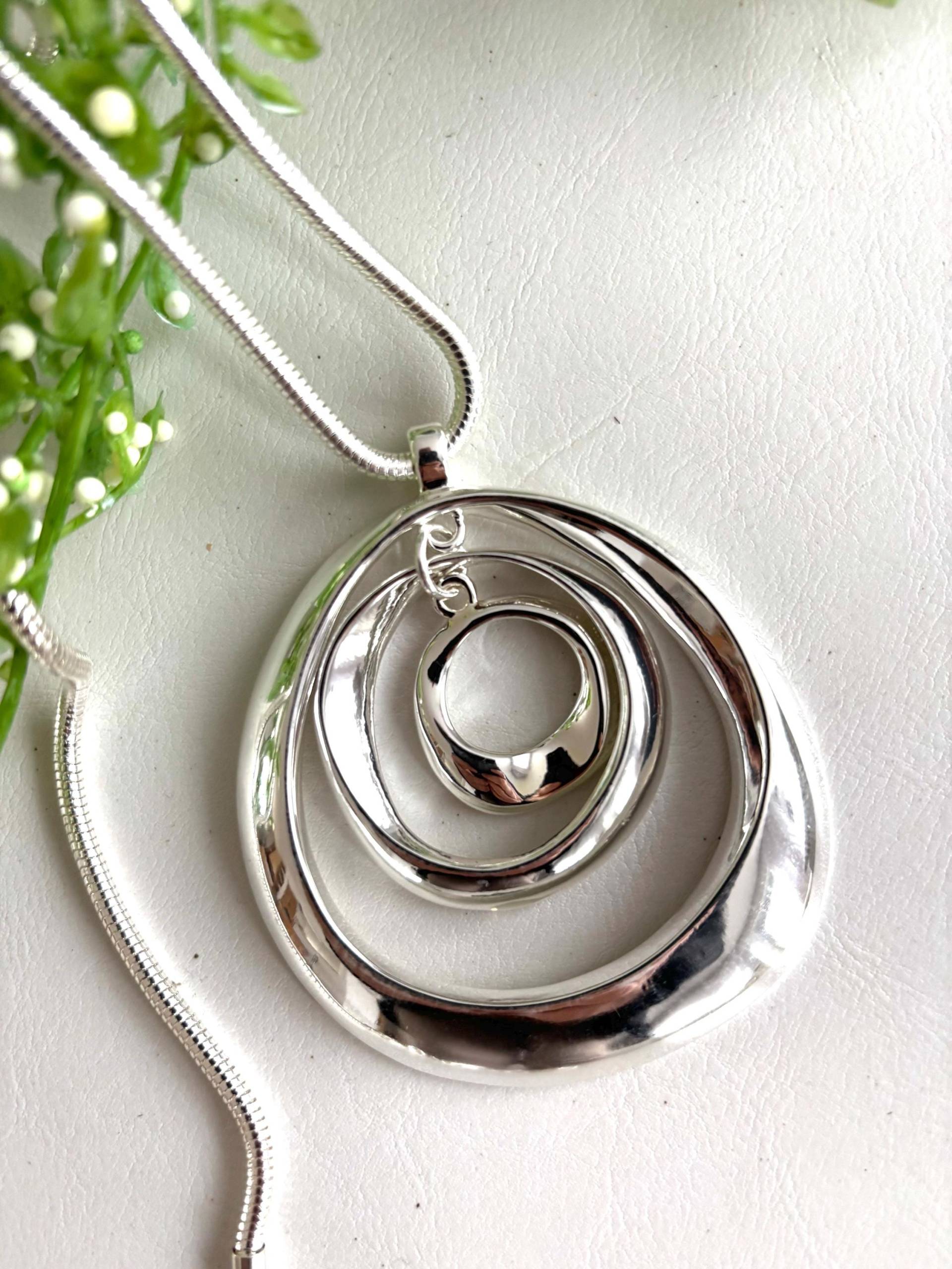 Lange Kette Mit Anhänger Rhodinierte Silber Farbe Lange Kette Mit Anhänger Rhodinierte Silber Farbe von Schmuckvomfeinsten