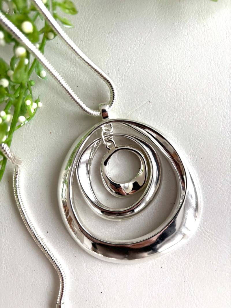 Lange Kette Mit Anhänger Rhodinierte Silber Farbe Lange Kette Mit Anhänger Rhodinierte Silber Farbe von Schmuckvomfeinsten