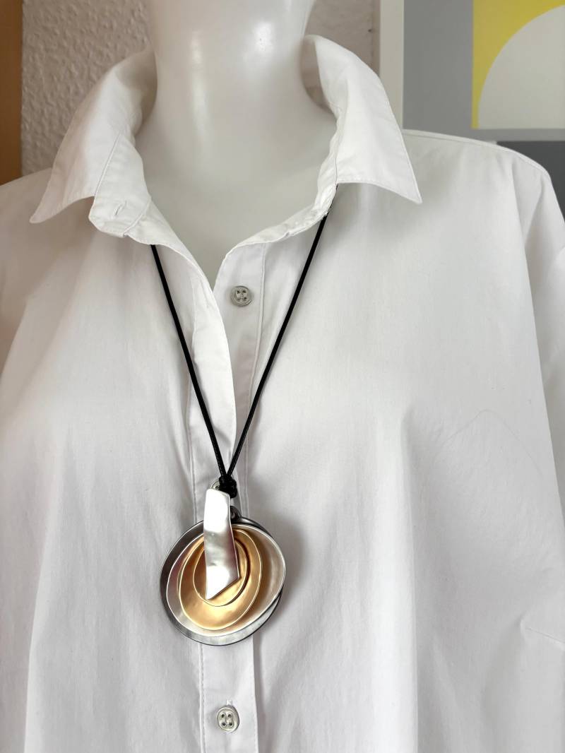 Lange Kette Mit Anhänger in Grauweiß Goldene Farbe von Schmuckvomfeinsten