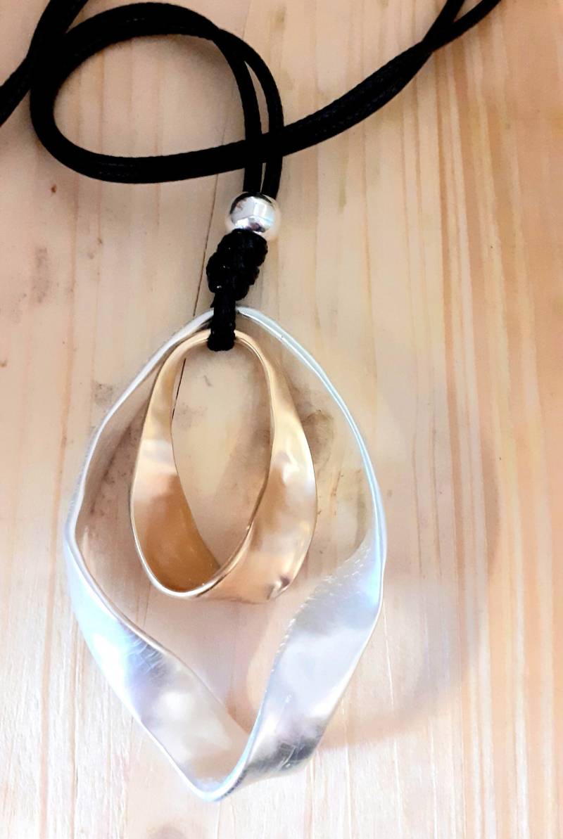 Moderne Lange Halskette. Farbe in Silber Und Gold von Schmuckvomfeinsten