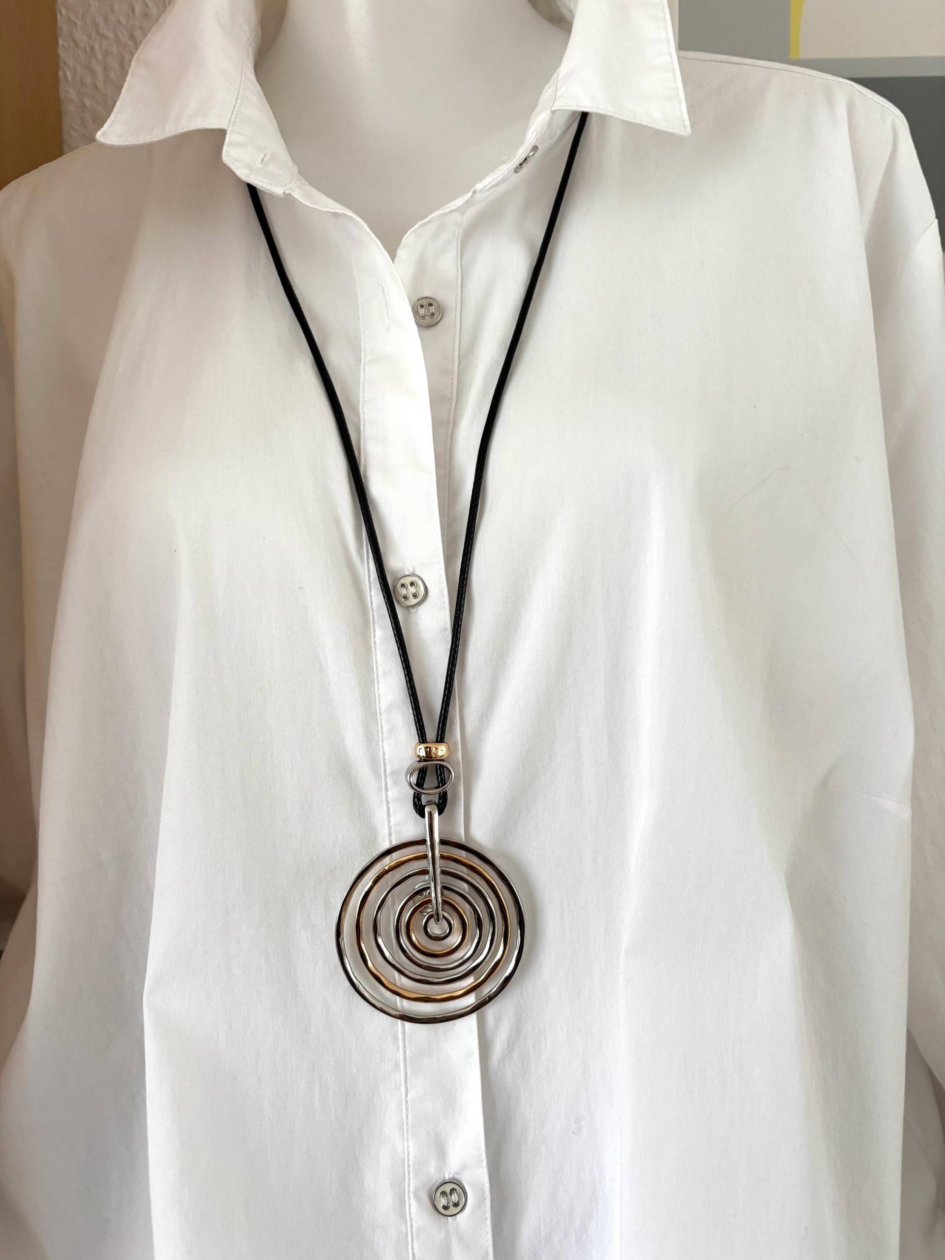 Moderne Lange Kette Mit Anhänger Moderne Lange Kette Mit Anhänger von Schmuckvomfeinsten