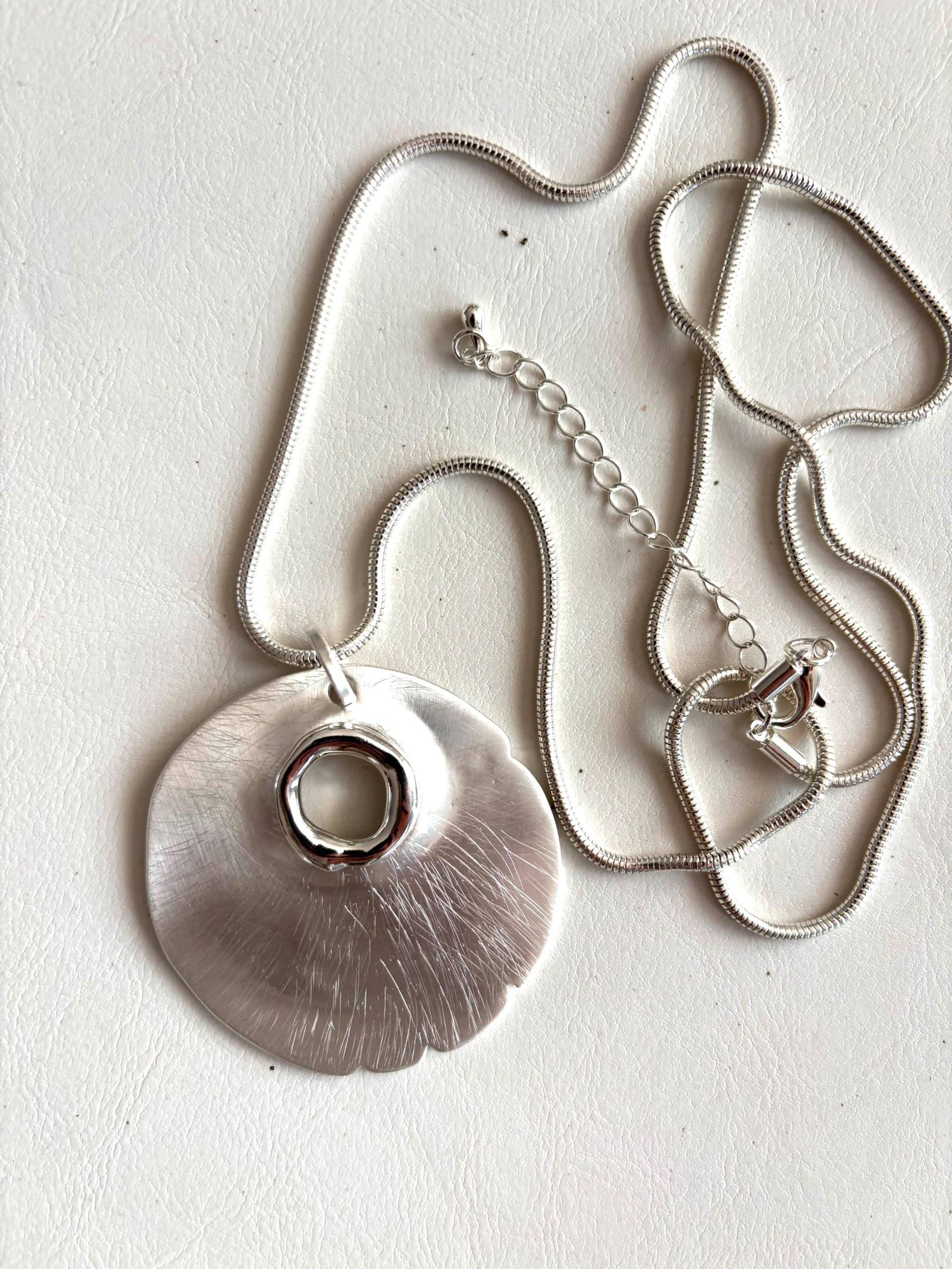 Moderne Lange Kette Mit Anhänger von Schmuckvomfeinsten