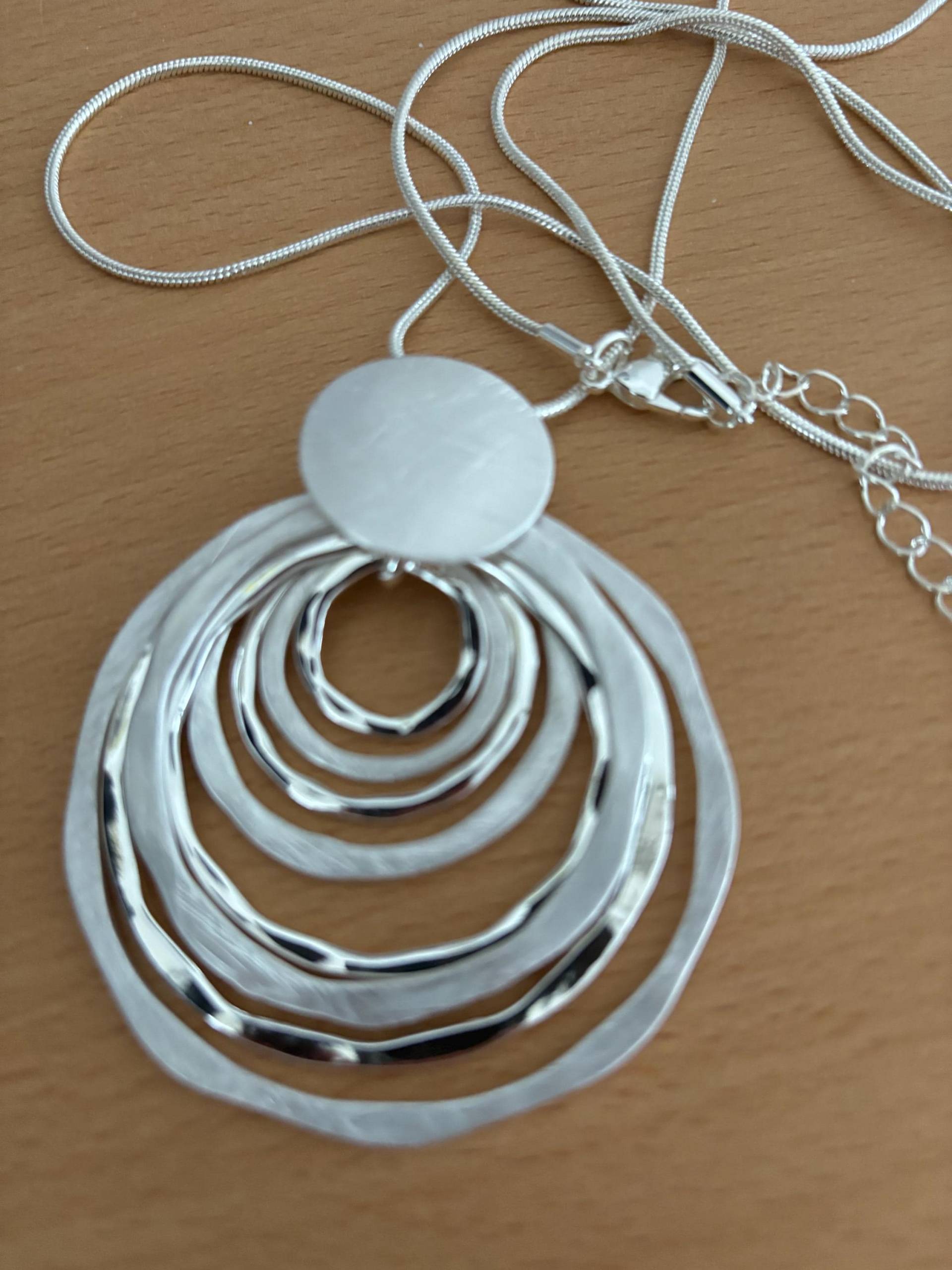 Moderne Lange Kette Moderne Lange Kette von Schmuckvomfeinsten