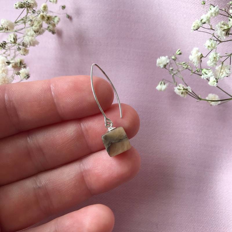 Silberne Würfelohrringe Hängend Mit Gemaserten Alabaster-Steinen - Besonderer Steinschmuck Natur- Und Heilstein Weihnachtsgeschenk Silberne Würfelohrringe Hängend Mit Gemaserten Alabaster-Steinen - Besonderer Steinschmuck Natur- Und Heilstein Weihnachtsgeschenk von SchmuckwerkAileen