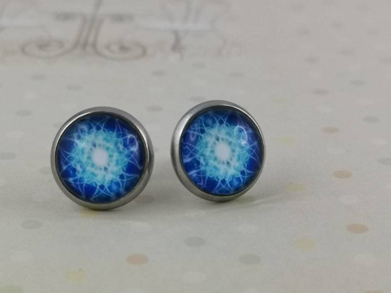 Leuchtend Blaue Cabochon Ohrstecker von SchmuckwerkDresden