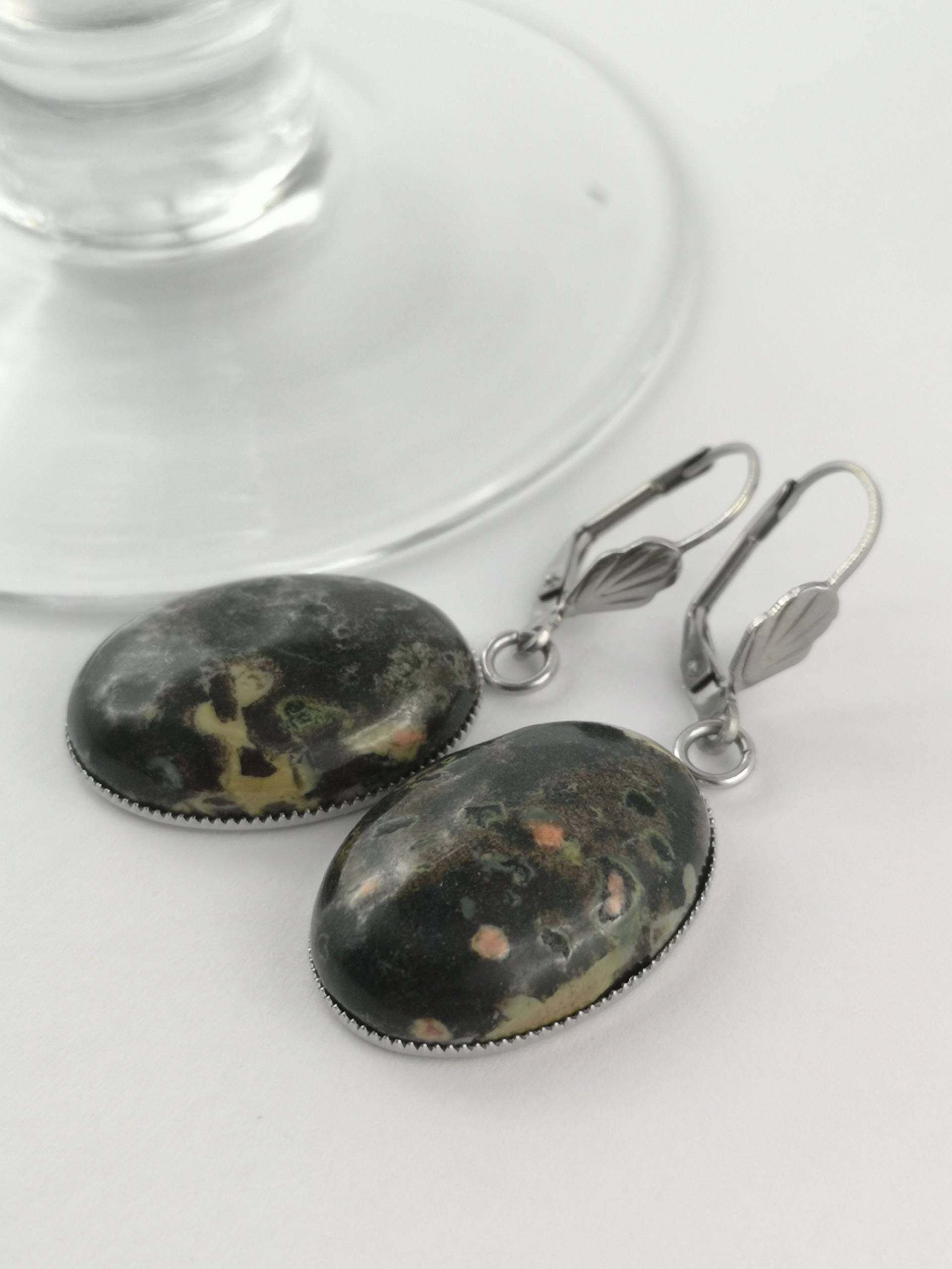 Natürliche Pflaumenblüte Jade Cabochon Ohrhänger Natürliche Pflaumenblüte Jade Cabochon Ohrhänger von SchmuckwerkDresden