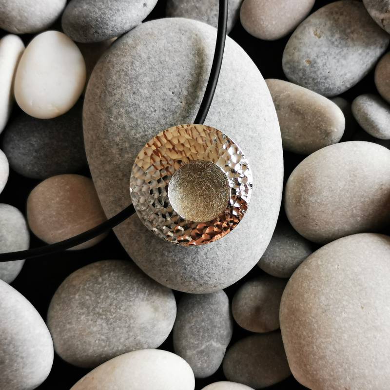 27. Silb. Anhänger Mit Hammerschlag, Inkl. Kautschukkette von SchmuckwerkOS