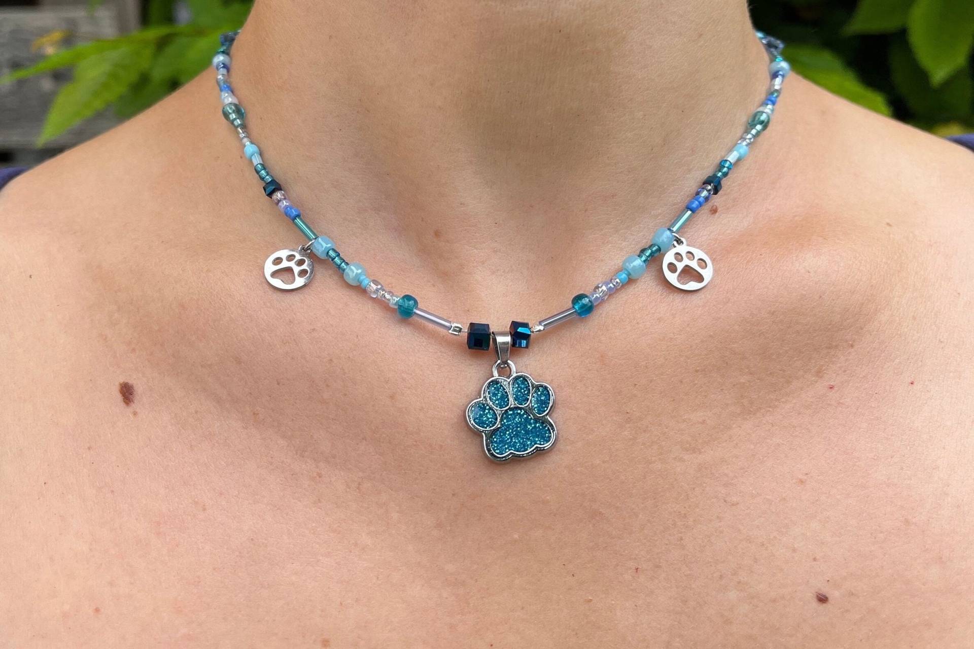 4-Pfotenfreunde Aufgepasst Einzelstück Perlenkette Mit Pfotenanhängern Aus Edelstahl Und Glasperlen Auf Edelstahldraht, Länge Anpassbar 4-Pfotenfreunde Aufgepasst Einzelstück Perlenkette Mit Pfotenanhängern Aus Edelstahl Und Glasperlen Auf Edelstahldraht, Länge Anpassbar von Schmuckzauberin