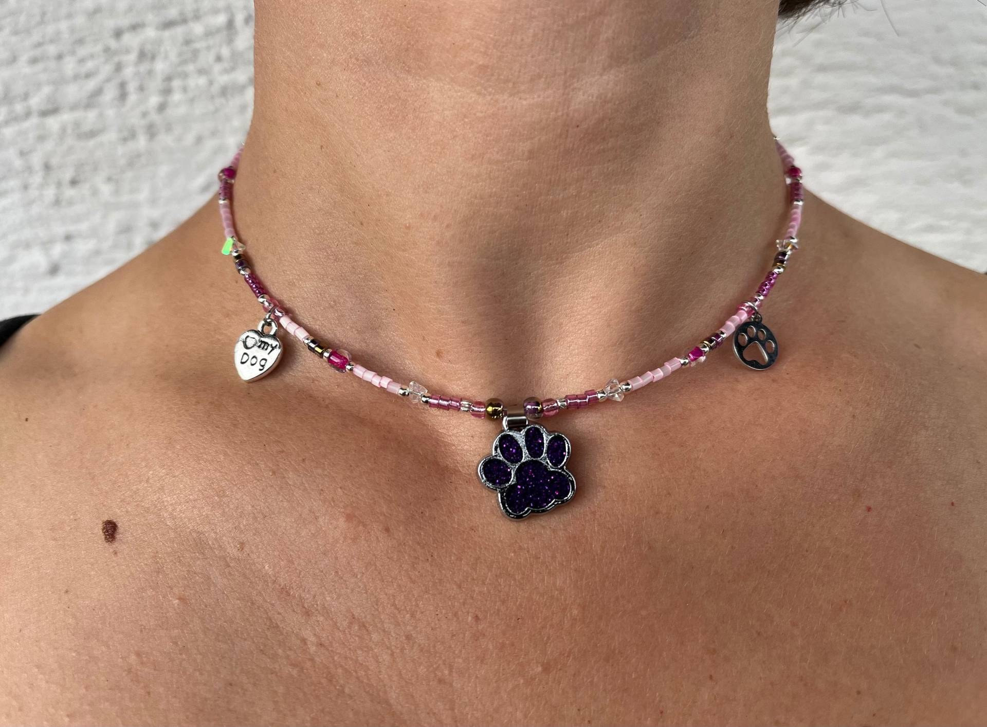 4-Pfotenfreunde Aufgepasst Perlenkette Mit Pfotenanhängern Aus Edelstahl Und Glasperlen Auf Edelstahldraht, Länge Anpassbar 4-Pfotenfreunde Aufgepasst Perlenkette Mit Pfotenanhängern Aus Edelstahl Und Glasperlen Auf Edelstahldraht, Länge Anpassbar von Schmuckzauberin