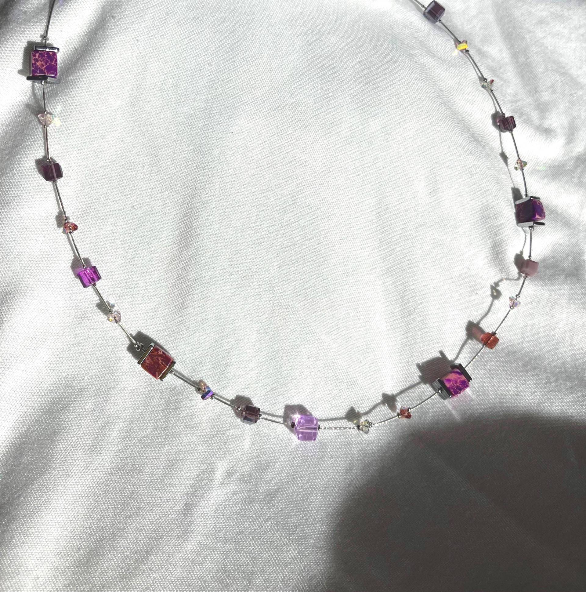 Absoluter Blickfang Strahlende Glasperlenkette Mit Naturstein Jaspis Und Hematit Spacer-Perlen Wertet Jedes Outfit Auf Ohne Zu Beschweren Absoluter Blickfang Strahlende Glasperlenkette Mit Naturstein Jaspis Und Hematit Spacer-Perlen Wertet Jedes Outfit Auf Ohne Zu Beschweren von Schmuckzauberin