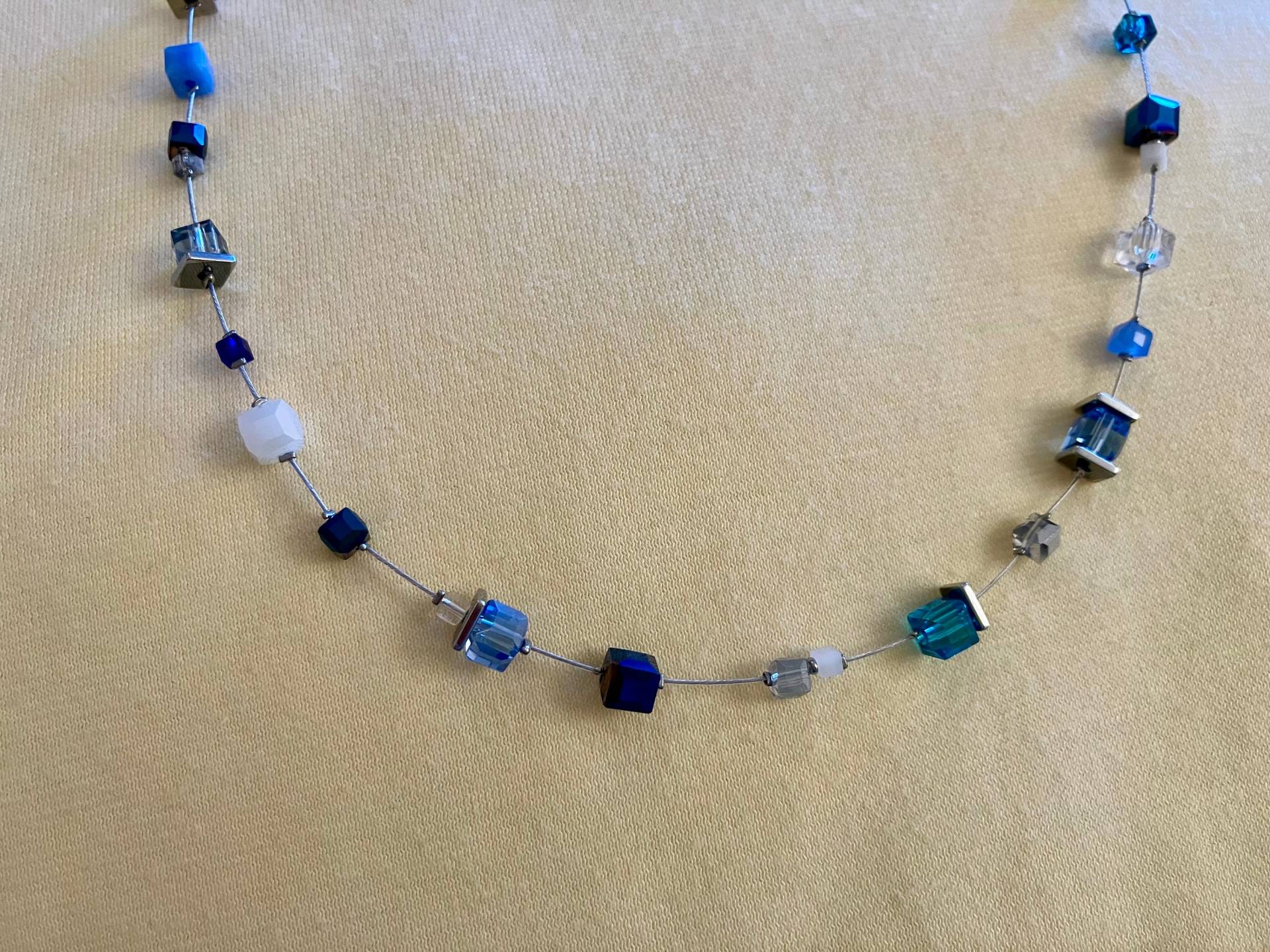 Absoluter Blickfang Strahlende Glasperlenkette Mit Natursteinspacer-Perlen Aus Hämatit Wertet Jedes Outfit Auf Ohne Zu Beschweren Absoluter Blickfang Strahlende Glasperlenkette Mit Natursteinspacer-Perlen Aus Hämatit Wertet Jedes Outfit Auf Ohne Zu Beschweren von Schmuckzauberin