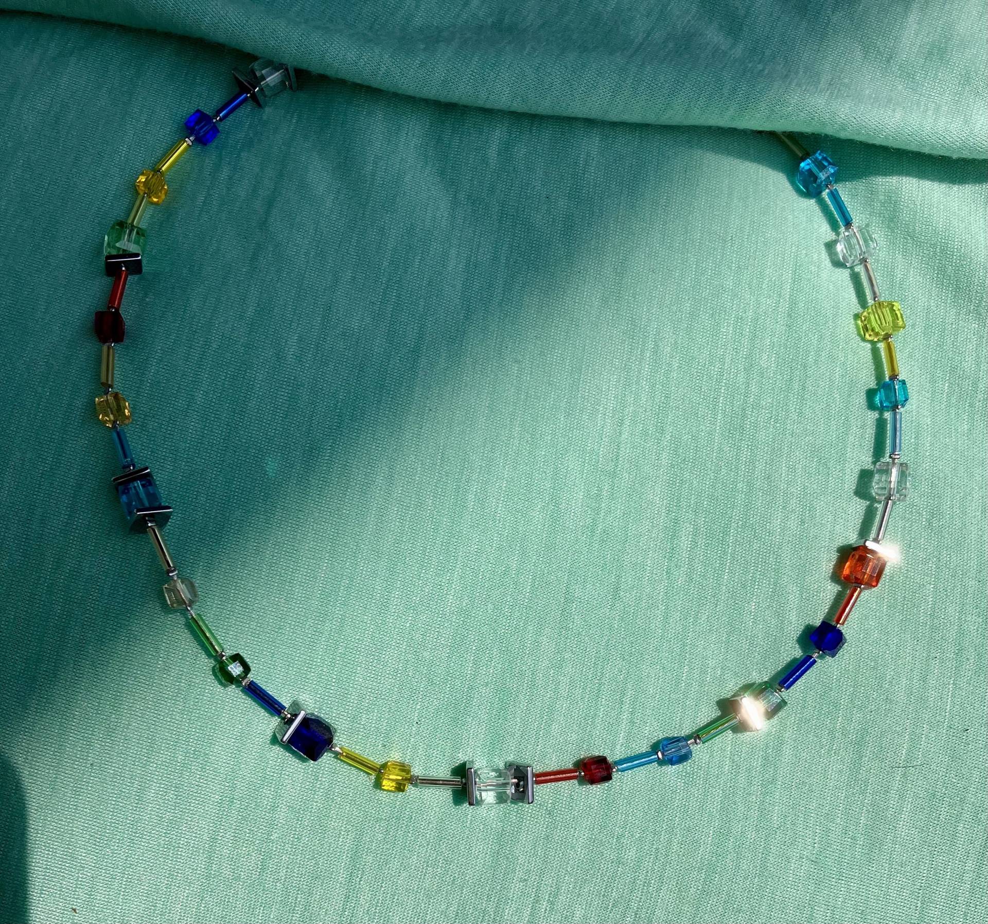 Absoluter Blickfang Strahlende Glasperlenkette Mit Natursteinspacer-Perlen Aus Hämatit Wertet Jedes Outfit Auf Ohne Zu Beschweren Absoluter Blickfang Strahlende Glasperlenkette Mit Natursteinspacer-Perlen Aus Hämatit Wertet Jedes Outfit Auf Ohne Zu Beschweren von Schmuckzauberin