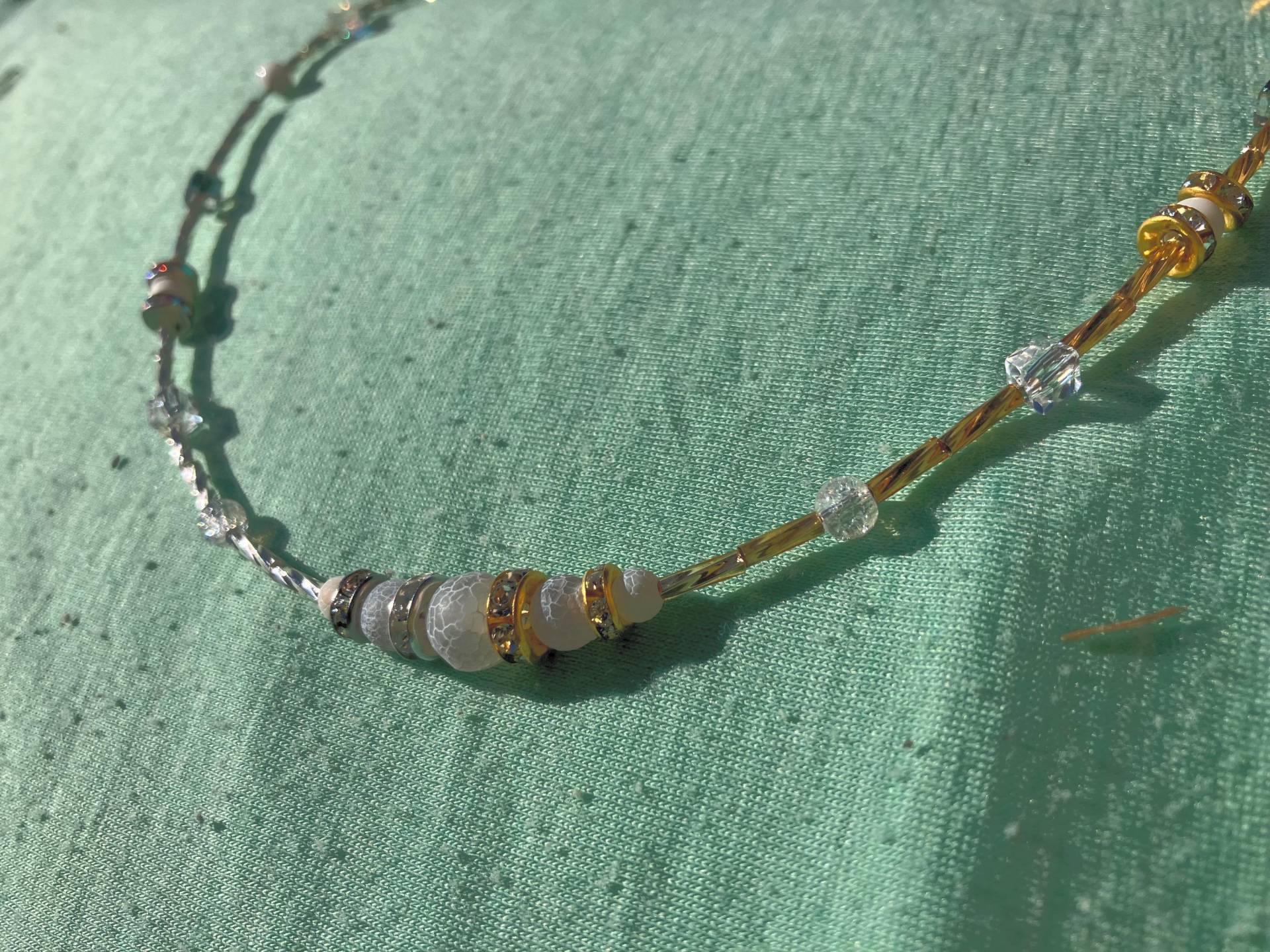 Festliches Highlight - Natursteinkette in Modernem - Eleganten Design Mit Gold Und Silber. Perfekt Für Die Festtage Festliches Highlight - Natursteinkette in Modernem - Eleganten Design Mit Gold Und Silber. Perfekt Für Die Festtage von Schmuckzauberin