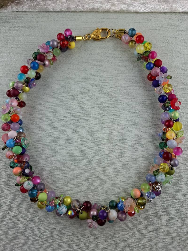 Perlenkette Bunt Mit Blüten Perlenkette Bunt Mit Blüten von SchmueckdichDesign