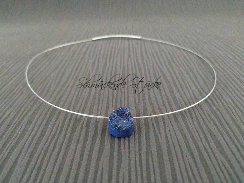 Edelstahl Halsreif Mit Bergkristall Druse in Tropfenform von SchmueckendeStuecke