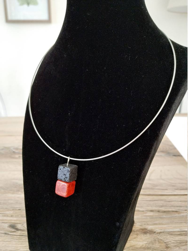 Edelstahl Kette Halsreif Mit Einem Anhänger Aus Koralle Und Lava in Würfelform von SchmueckendeStuecke