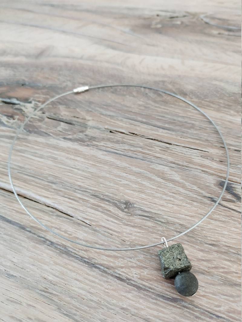 Edelstahl Kette Halsreif Mit Einem Anhänger Aus Pyrit von SchmueckendeStuecke