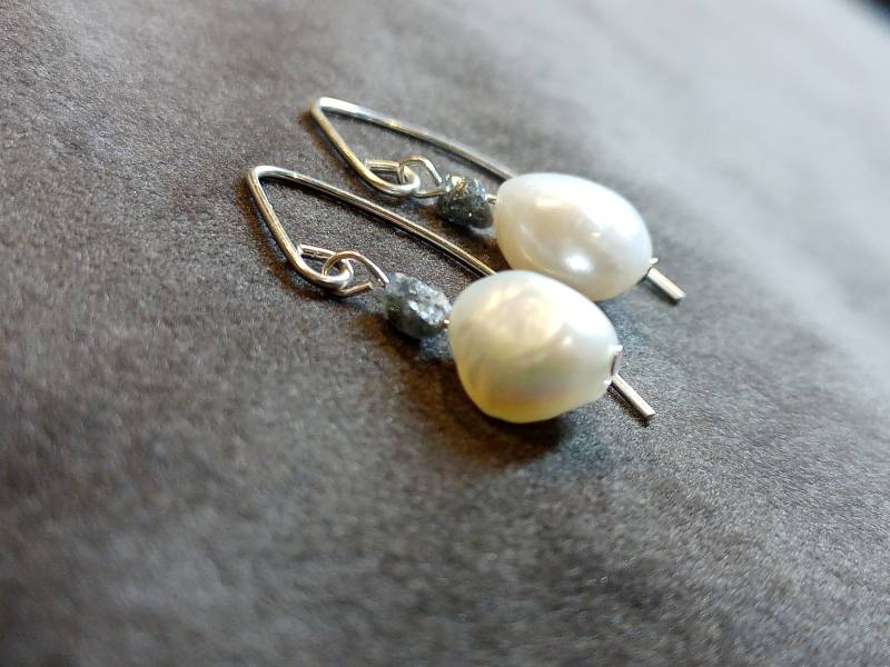 Ohrringe Aus 935Er Silber Mit Barockperlen Und Rohdiamanten von SchmueckendeStuecke