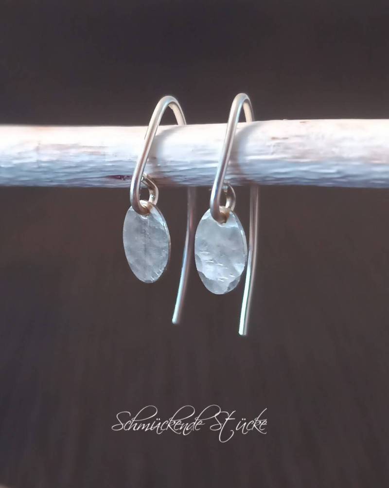 Zarte Offene Creolen Mit Ovalen Gehämmerten Plättchen Anhänger 935Er 925Er Sterling Silber von SchmueckendeStuecke