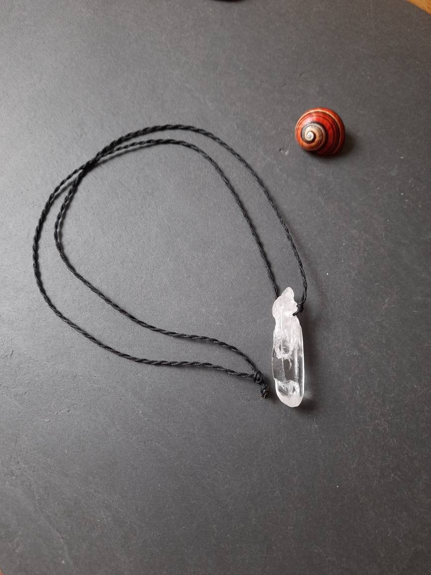 Bergkristall Anhänger An Makramee Band. Schwarzer Schmuck. Wasserfester Schwarze Kette. Edelsteinkette Bergkristall Anhänger An Makramee Band. Schwarzer Schmuck. Wasserfester Schwarze Kette. Edelsteinkette von Schneckenstein