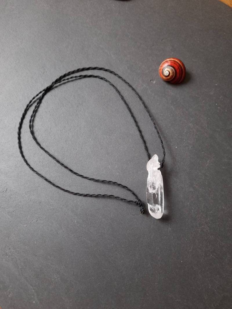 Bergkristall Anhänger An Makramee Band. Schwarzer Schmuck. Wasserfester Schwarze Kette. Edelsteinkette Bergkristall Anhänger An Makramee Band. Schwarzer Schmuck. Wasserfester Schwarze Kette. Edelsteinkette von Schneckenstein