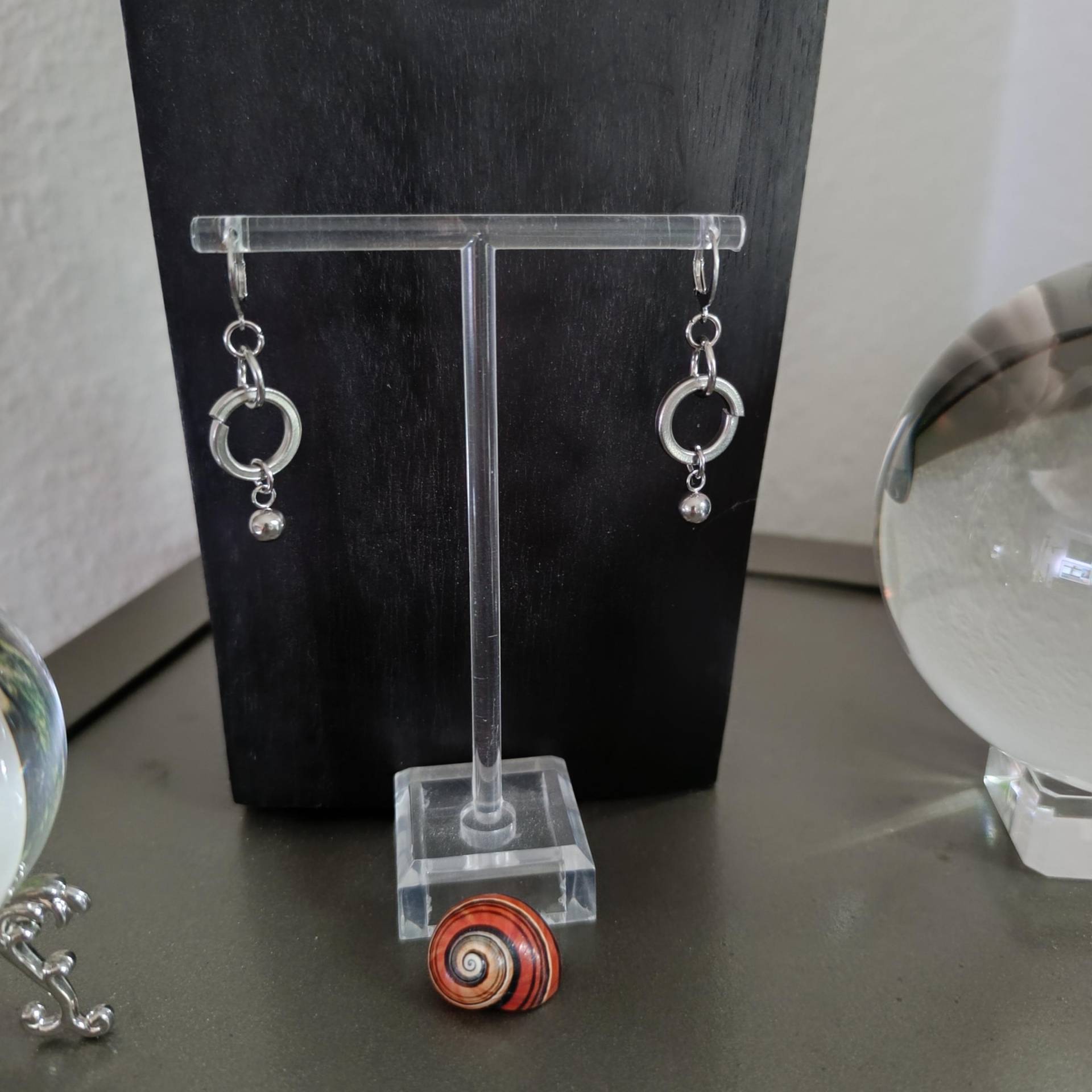 Besondere Creolen Aus Edelstahl. Einem Sprengring. Edelstahl Schmuck. Extravaganter Ohrringe Mit Ring. Kreis Besondere Creolen Aus Edelstahl. Einem Sprengring. Edelstahl Schmuck. Extravaganter Ohrringe Mit Ring. Kreis von Schneckenstein