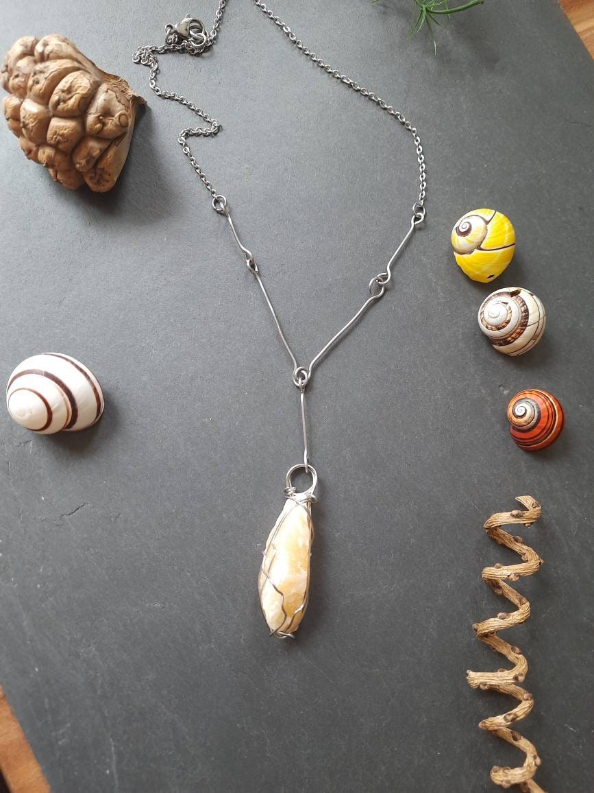 Calzit Anhänger An Handgefertigter Edelstahl Kette. Unikatschmuck. Edelstein Anhänger. Y Gelber Schmuck Calzit Anhänger An Handgefertigter Edelstahl Kette. Unikatschmuck. Edelstein Anhänger. Y Gelber Schmuck von Schneckenstein