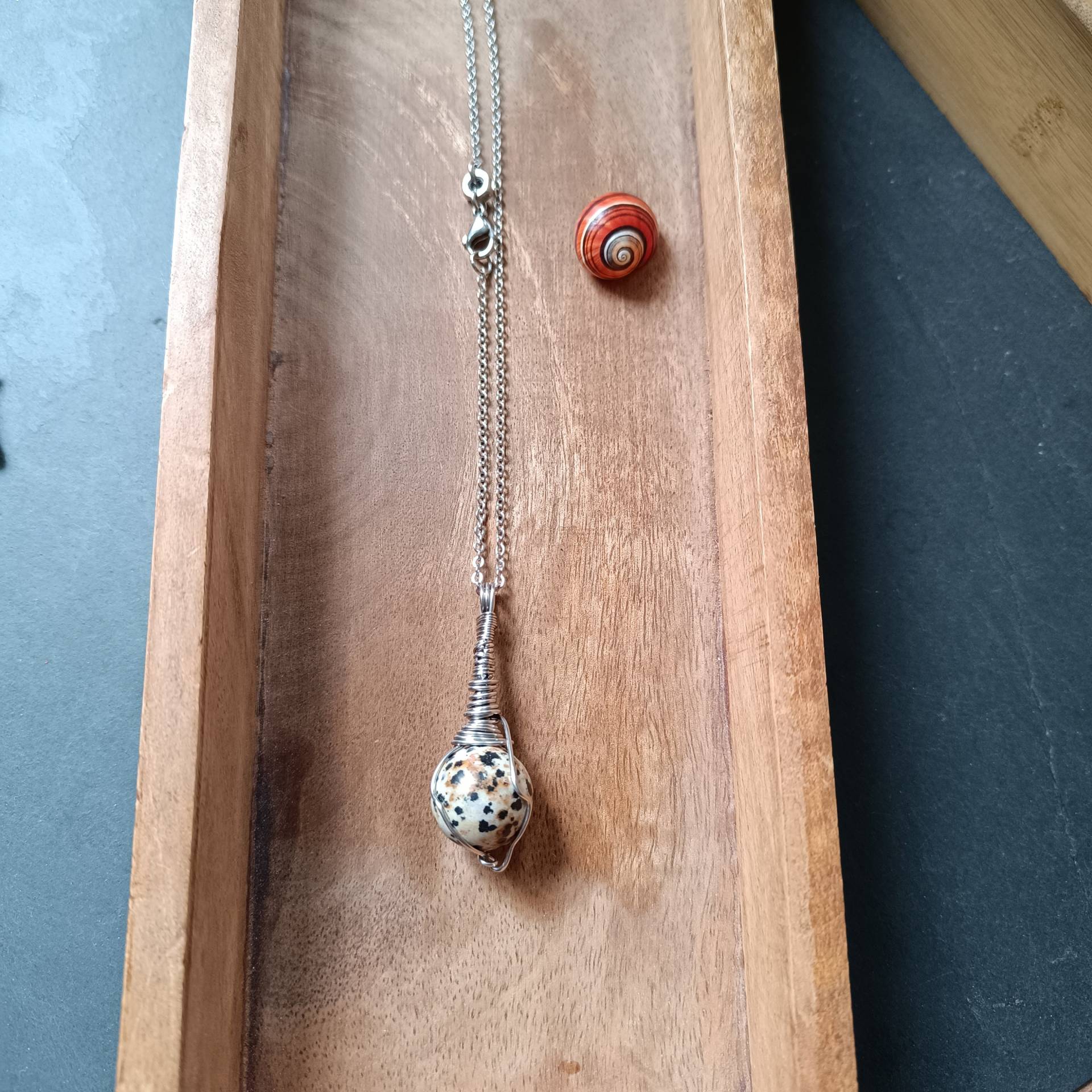 Dalmatiner Jaspis Anhänger An Edelstahl Kette. Kugel Anhänger. Porphyrit. Edelsteinkette. Dalmatinerstein. Edelstein Dalmatiner Dalmatiner Jaspis Anhänger An Edelstahl Kette. Kugel Anhänger. Porphyrit. Edelsteinkette. Dalmatinerstein. Edelstein Dalmatiner von Schneckenstein