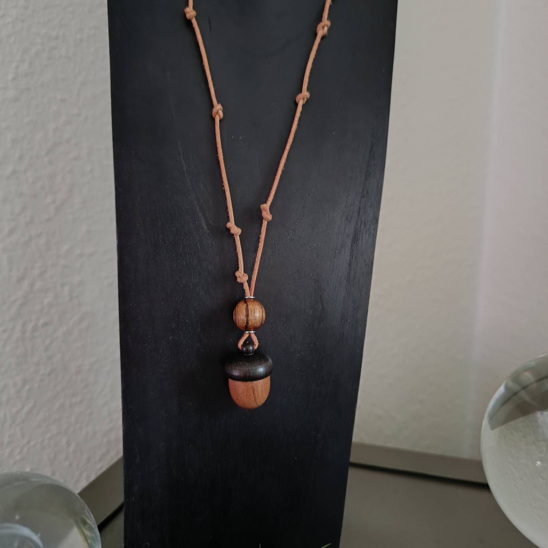 Eichel Anhänger An Lederband. Handgefertigte Lederkette. Talisman. Aus Holz. Ausgefallener Schmuck. Naturschmuck. Statement Kette Eichel Anhänger An Lederband. Handgefertigte Lederkette. Talisman. Aus Holz. Ausgefallener Schmuck. Naturschmuck. Statement Kette von Schneckenstein