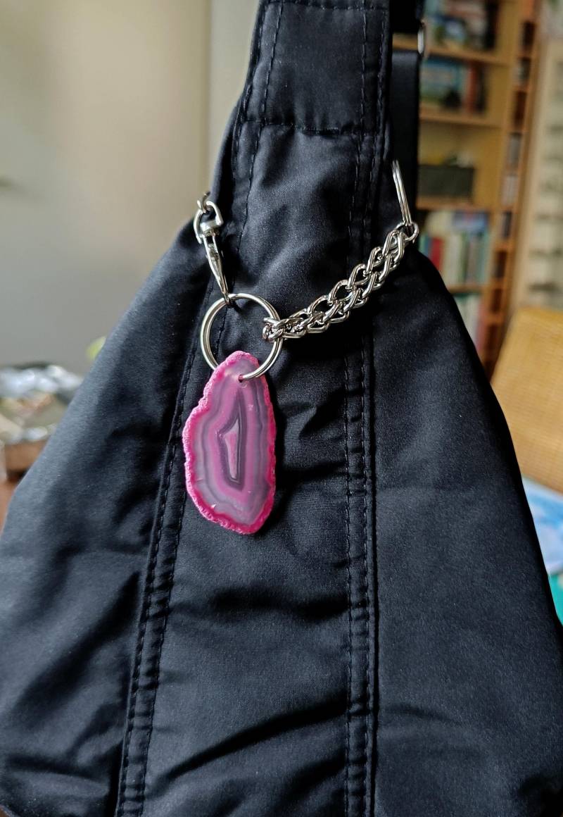 Taschenanhänger Aus Rosa Achat. Rosa Charm. Taschenschmuck. Einzelstück. Ausgefallene Geschenke. Kofferanhänger Individuell von Schneckenstein