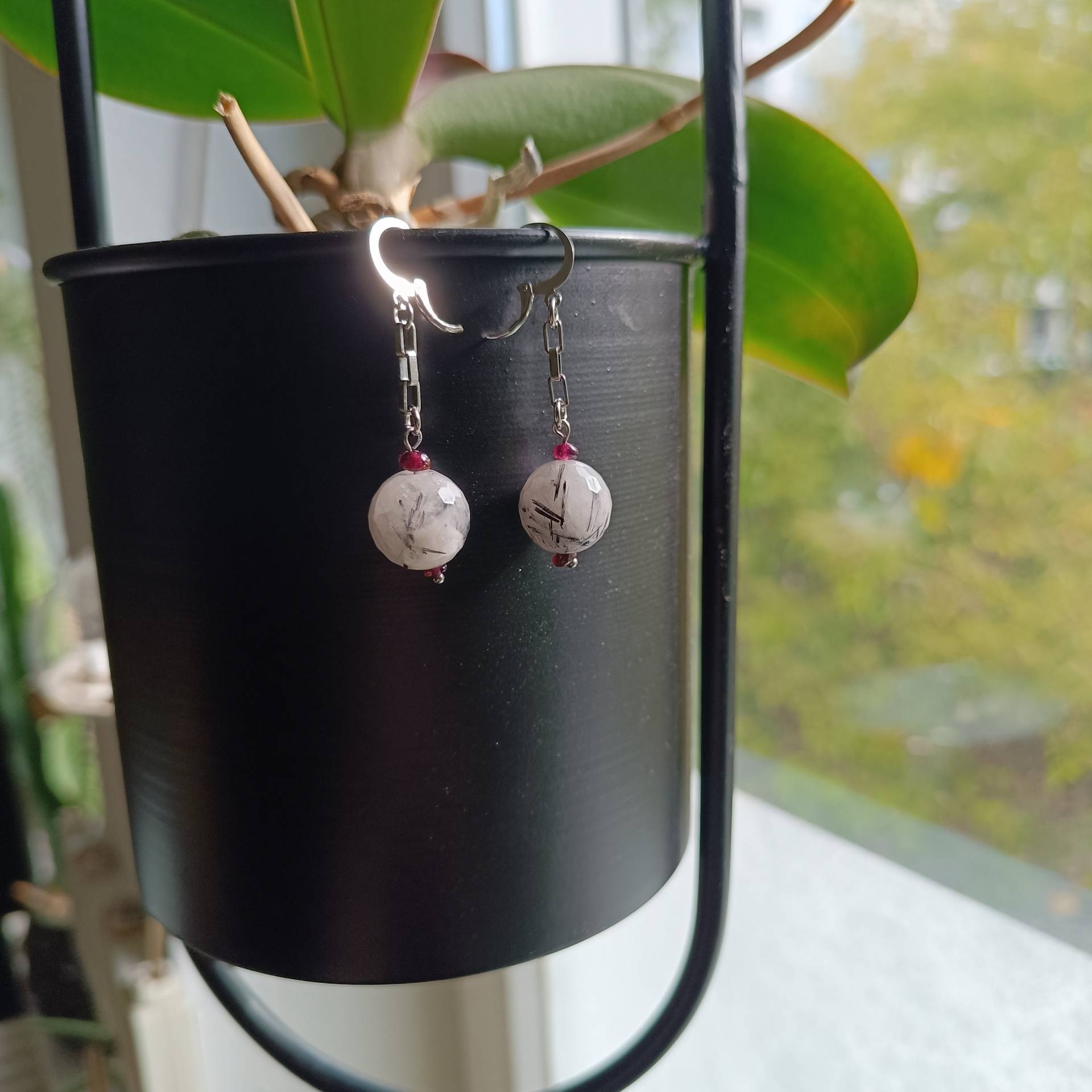 Turmalinquarz Ohrringe. Edelstahl Ohrringe Mit Granat. Kugel Statement Unikatschmuck. Ausgefallene Geschenke.einzelstück Turmalinquarz Ohrringe. Edelstahl Ohrringe Mit Granat. Kugel Statement Unikatschmuck. Ausgefallene Geschenke.einzelstück von Schneckenstein