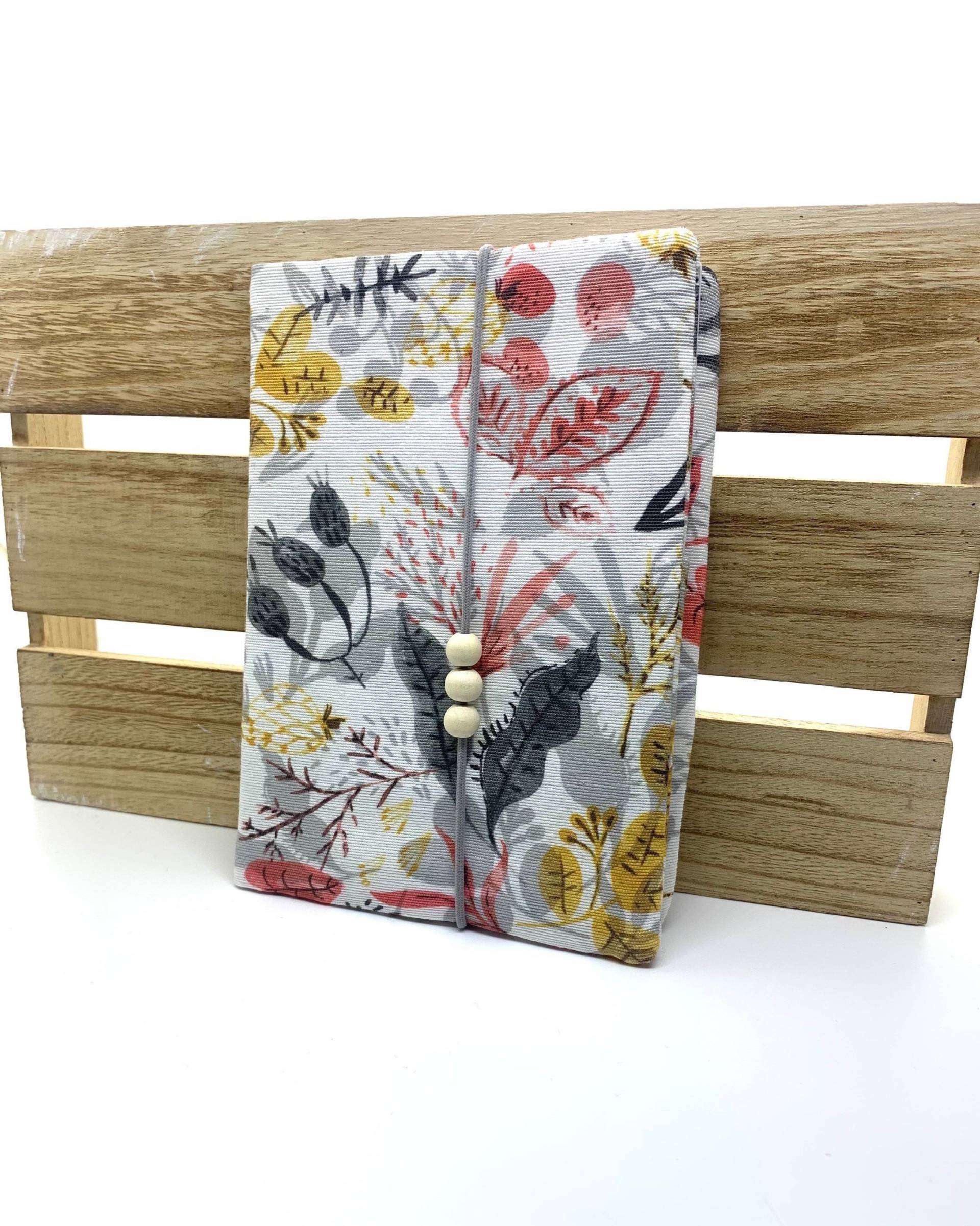Mutterpasshülle, Schutzhülle Mutterpass, Mutterpass Hülle - Blumenmix Grau von Schneidereimenzel