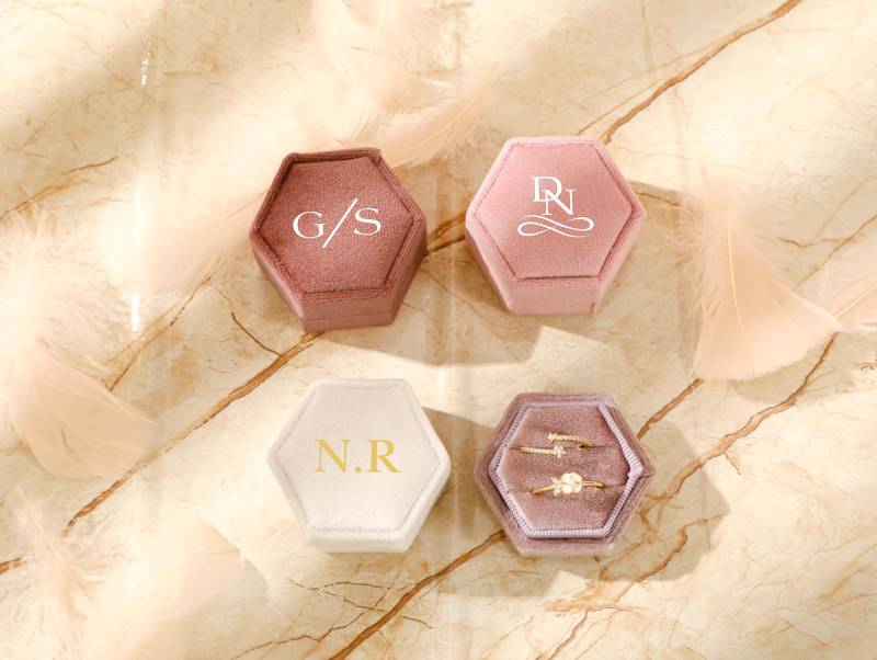 Benutzerdefinierte Samt Ring Box, Monogramm Dreifache Box Für Hochzeitszeremonie, Jahrestag Geschenke von SchnellPomBuns