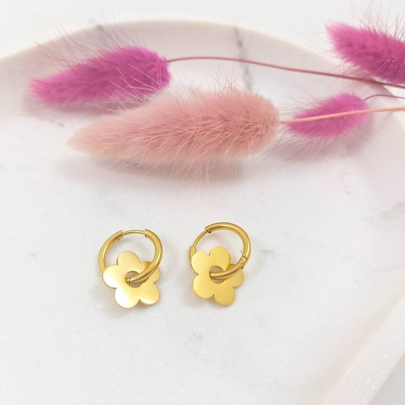 Goldene Creole Mit Blumen Anhänger. 18 Karat Gold. Creolen. Creolen Boho Goldene Creole Mit Blumen Anhänger. 18 Karat Gold. Creolen. Creolen Boho von SchnickSchnackSchoen