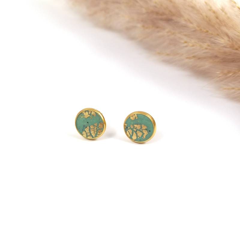 Grüne Ohrstecker. Ohrringe in Goldfarbener Fassung. Kleine Ohrstecker Grün. Fauxstone. Schnick Schnack Schön von SchnickSchnackSchoen