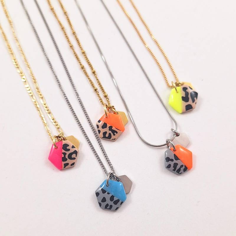 Neon Leo Kette, Halskette Mit Handgemachten Hexagon-Anhänger, Kette Anhänger, Neon, Geschenk Freundin, Bunter Schmuck von SchnickSchnackSchoen