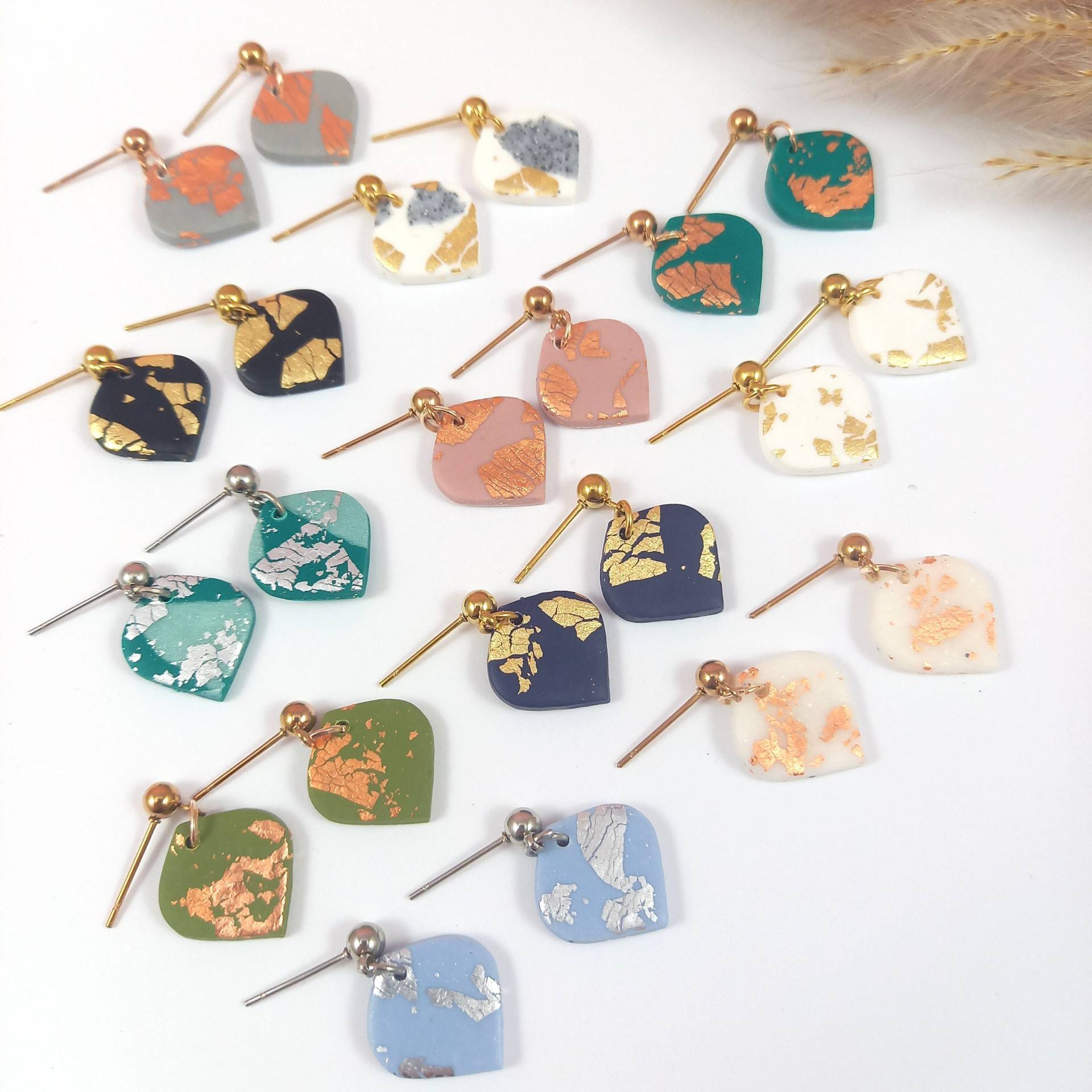 Ohrhänger "Kleine Blüte". Freie Farbwahl. Ohrring in Verschiedenen Farben Wählbar. Kleiner Ohrhänger. Filigraner von SchnickSchnackSchoen