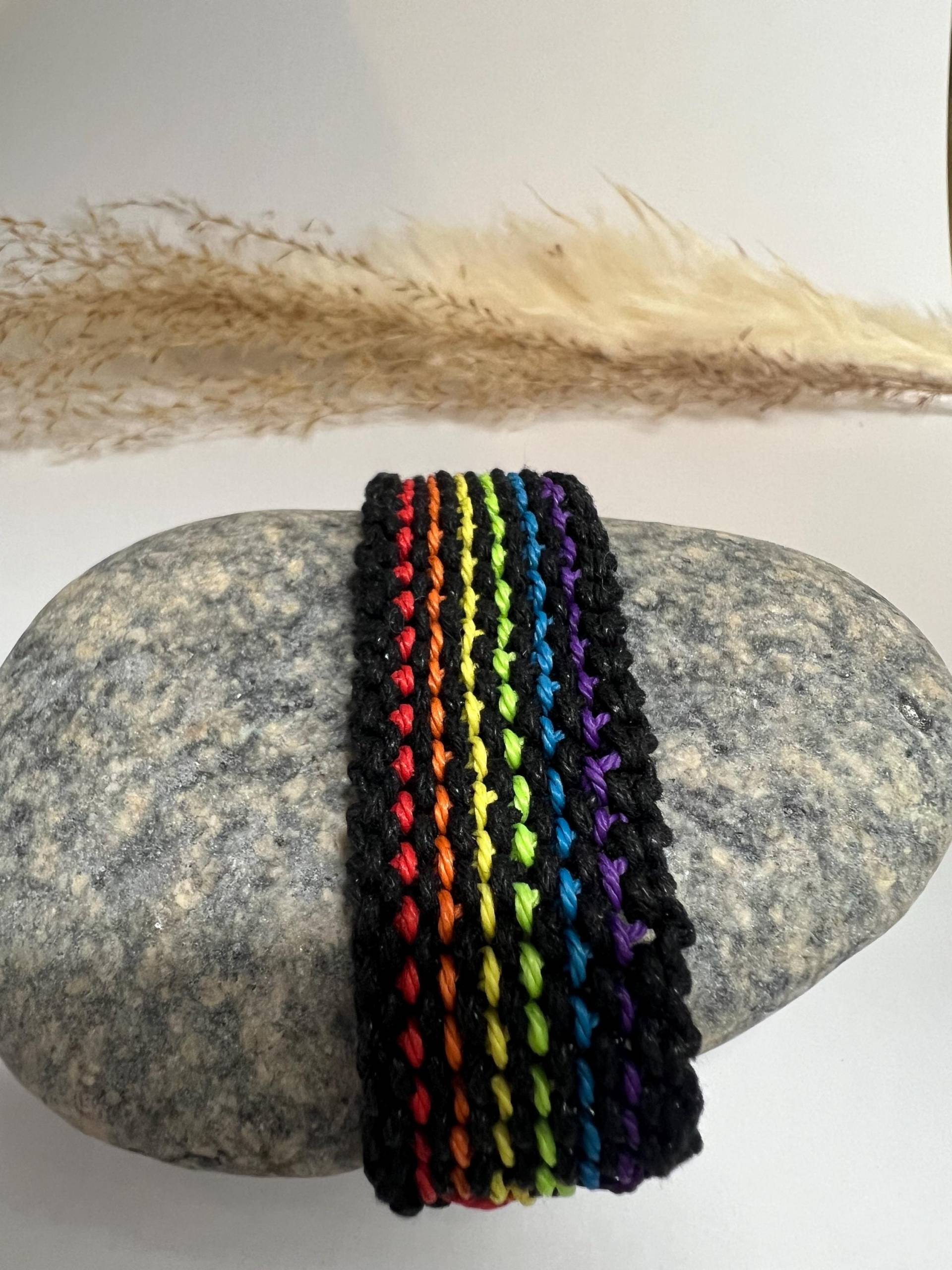 Armband Pride Regenbogenmakrammee Breit von Schnickschnackelei