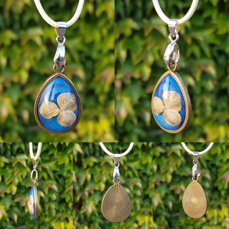 Kette Mit Anhänger - Amulett Zarter Blüte in Metallic Blauem Epoxidharz Gegossen Und Fassung Bronze von SchniekeDesign